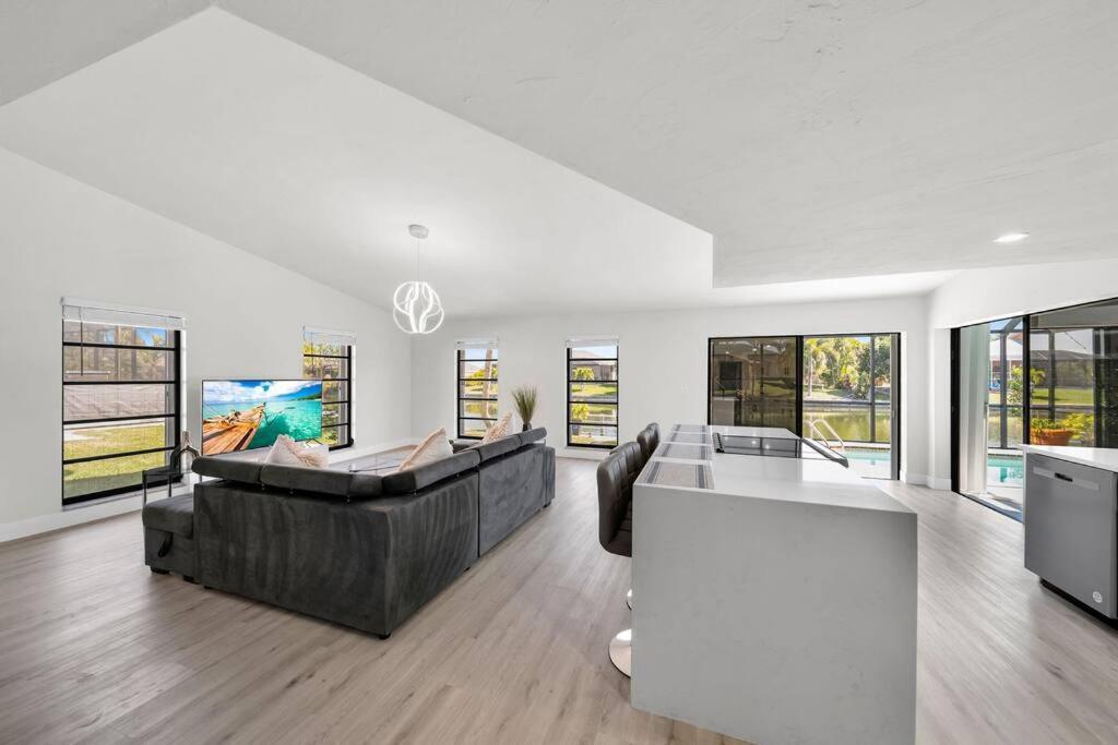 הוילה Luxury Waterfront Haven In Cape Coral - Dog-Friendly Escape With Private Pool מראה חיצוני תמונה