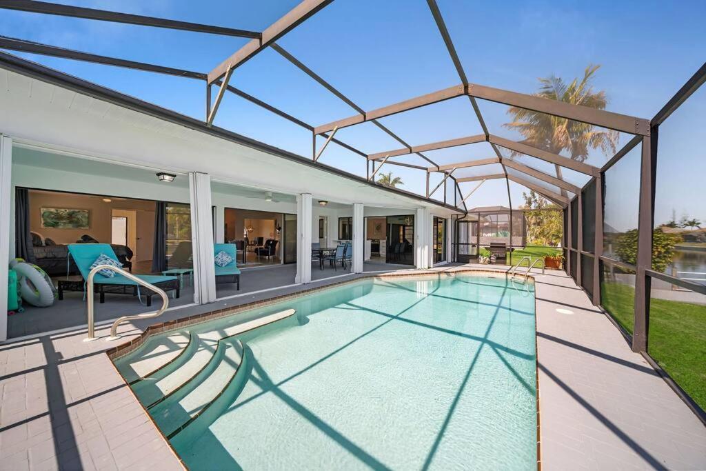 הוילה Luxury Waterfront Haven In Cape Coral - Dog-Friendly Escape With Private Pool מראה חיצוני תמונה