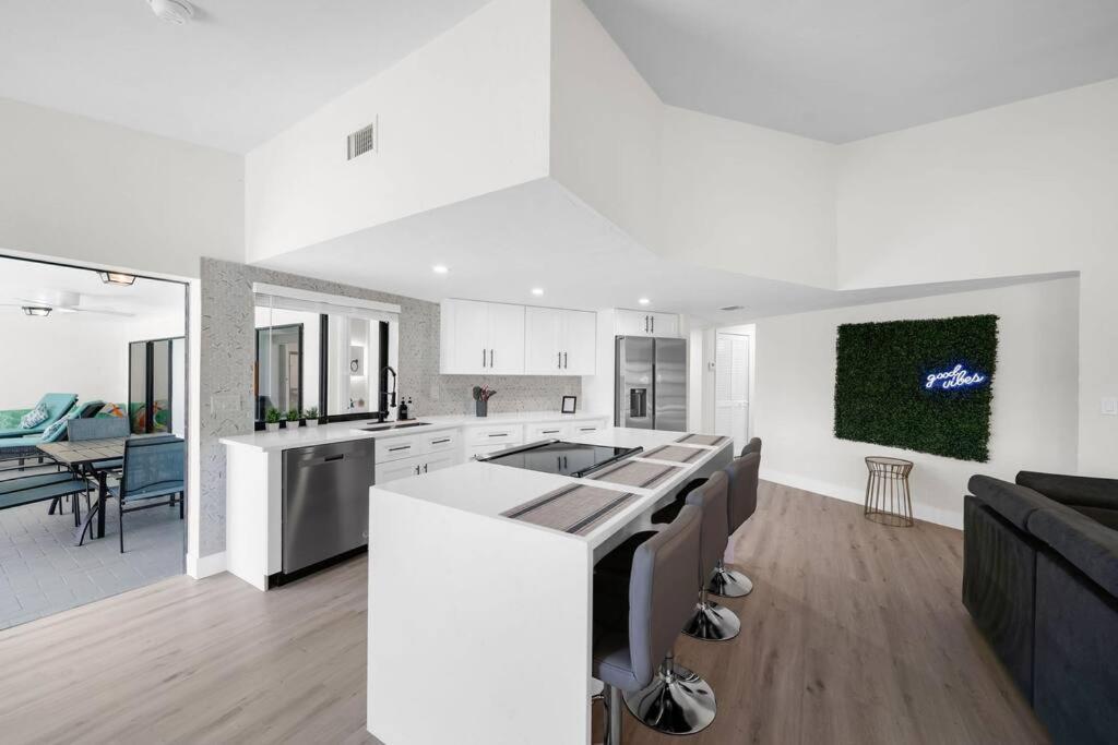 הוילה Luxury Waterfront Haven In Cape Coral - Dog-Friendly Escape With Private Pool מראה חיצוני תמונה