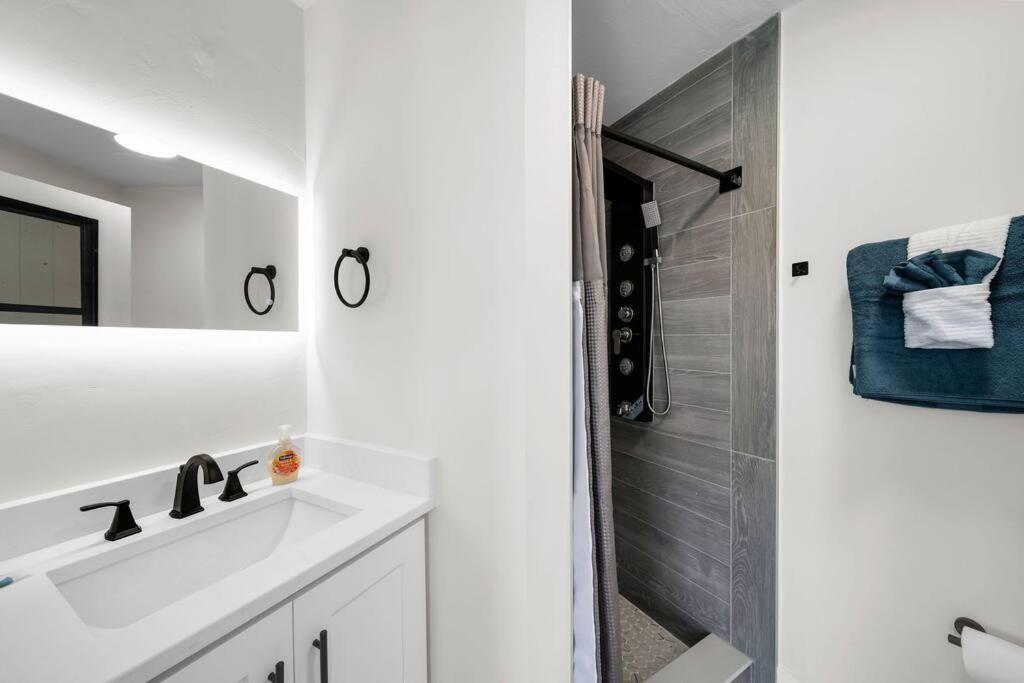 הוילה Luxury Waterfront Haven In Cape Coral - Dog-Friendly Escape With Private Pool מראה חיצוני תמונה