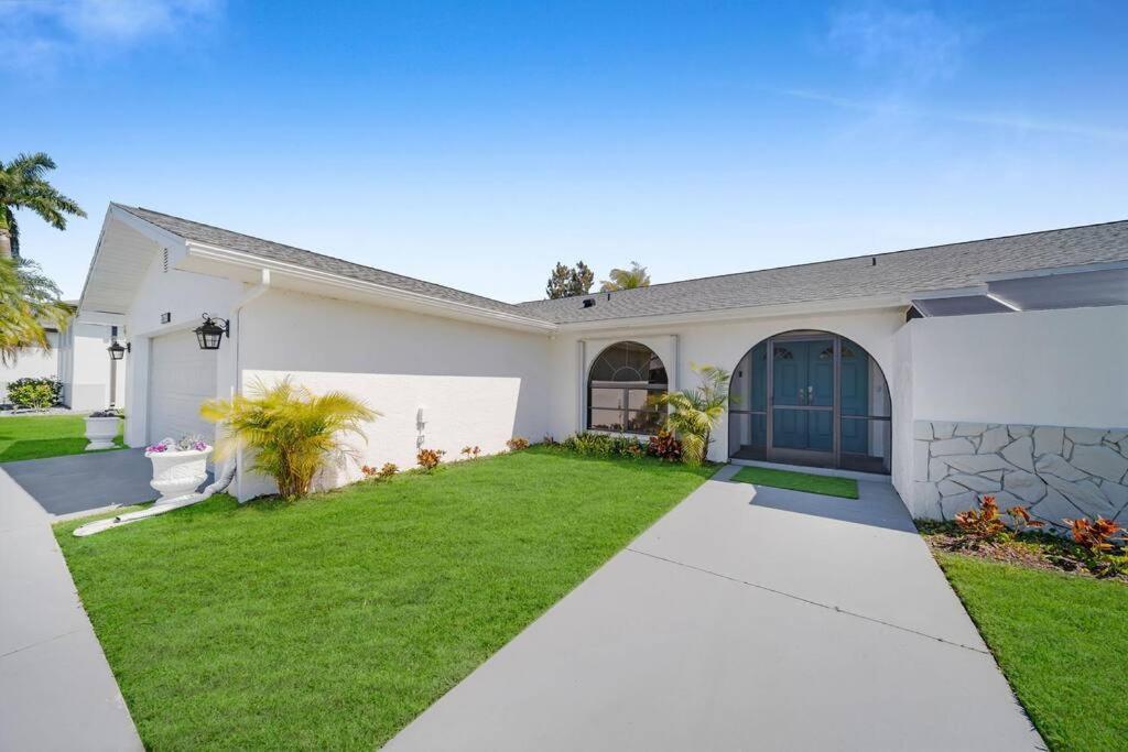 הוילה Luxury Waterfront Haven In Cape Coral - Dog-Friendly Escape With Private Pool מראה חיצוני תמונה