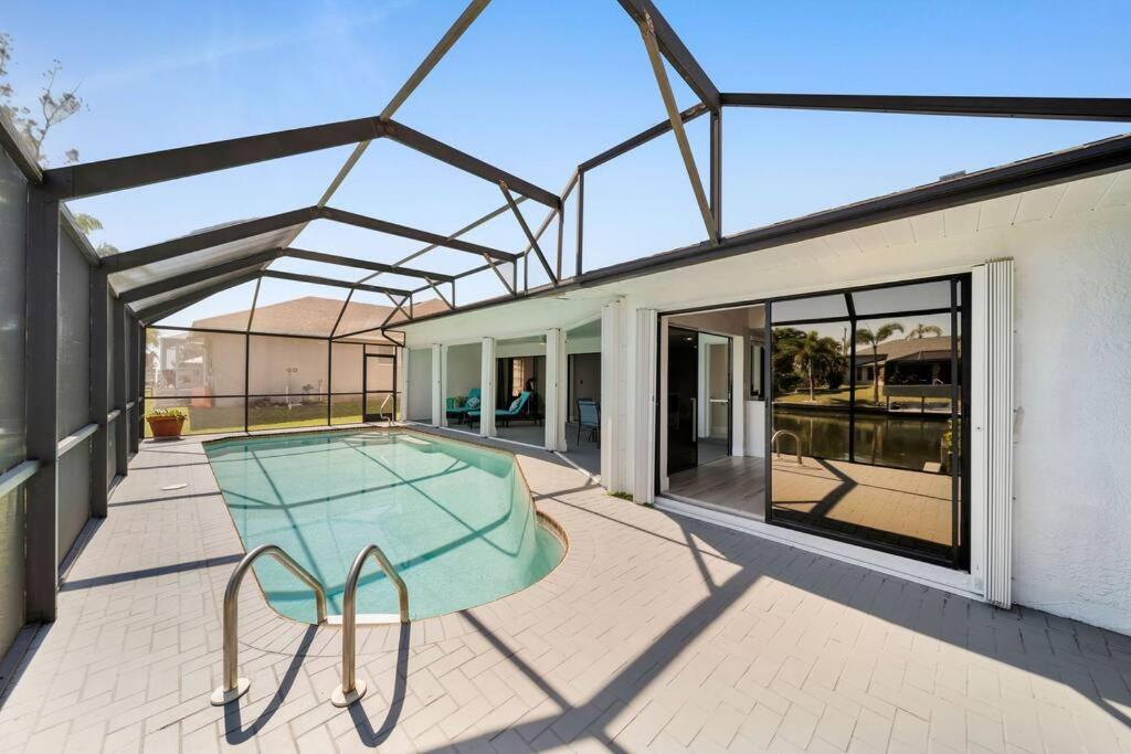 הוילה Luxury Waterfront Haven In Cape Coral - Dog-Friendly Escape With Private Pool מראה חיצוני תמונה