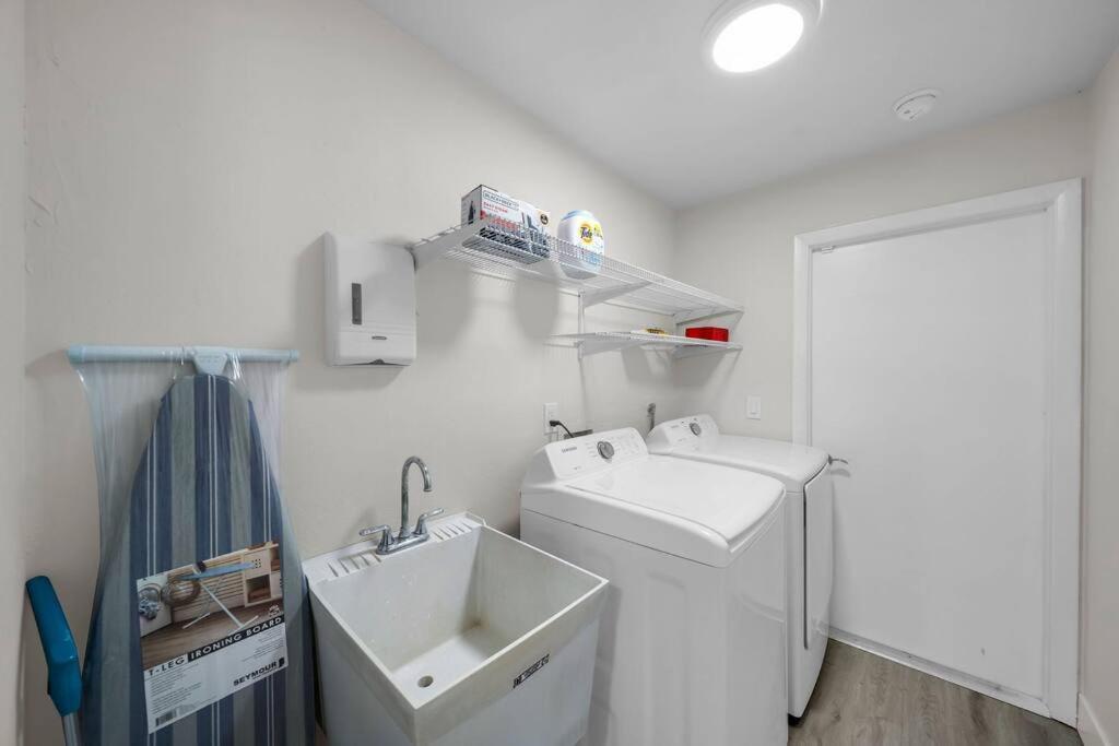 הוילה Luxury Waterfront Haven In Cape Coral - Dog-Friendly Escape With Private Pool מראה חיצוני תמונה
