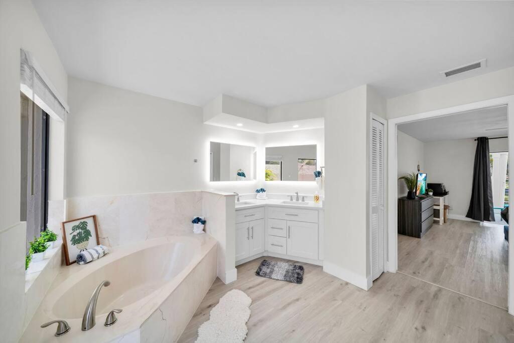 הוילה Luxury Waterfront Haven In Cape Coral - Dog-Friendly Escape With Private Pool מראה חיצוני תמונה