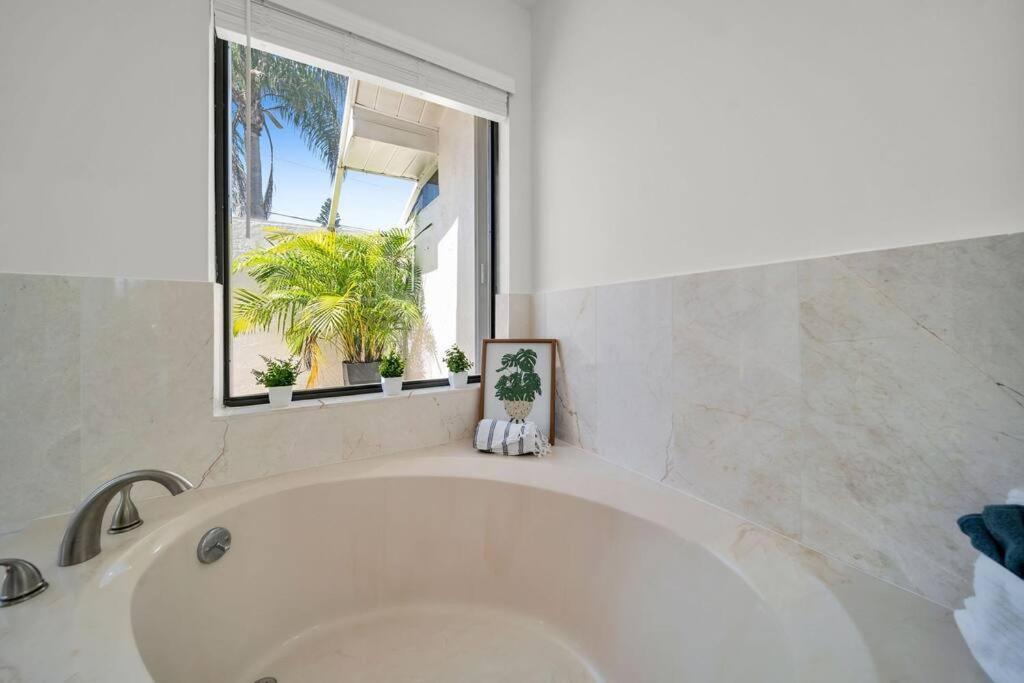 הוילה Luxury Waterfront Haven In Cape Coral - Dog-Friendly Escape With Private Pool מראה חיצוני תמונה