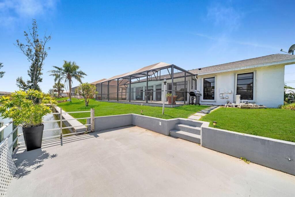 הוילה Luxury Waterfront Haven In Cape Coral - Dog-Friendly Escape With Private Pool מראה חיצוני תמונה
