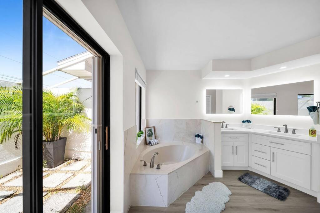 הוילה Luxury Waterfront Haven In Cape Coral - Dog-Friendly Escape With Private Pool מראה חיצוני תמונה